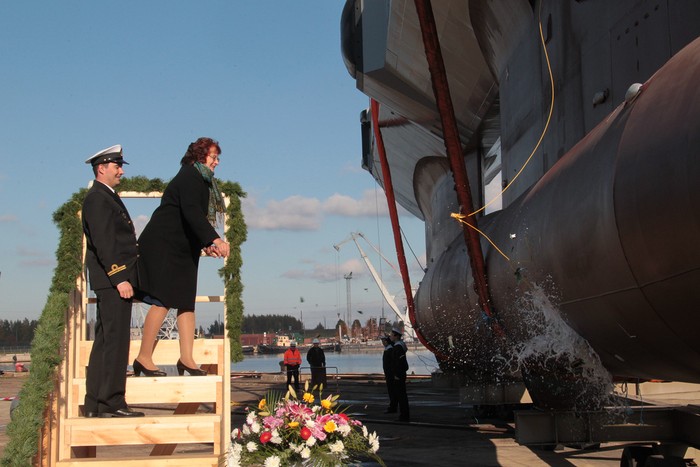 Quan chức Latvia thả chai rượu vào thân tàu